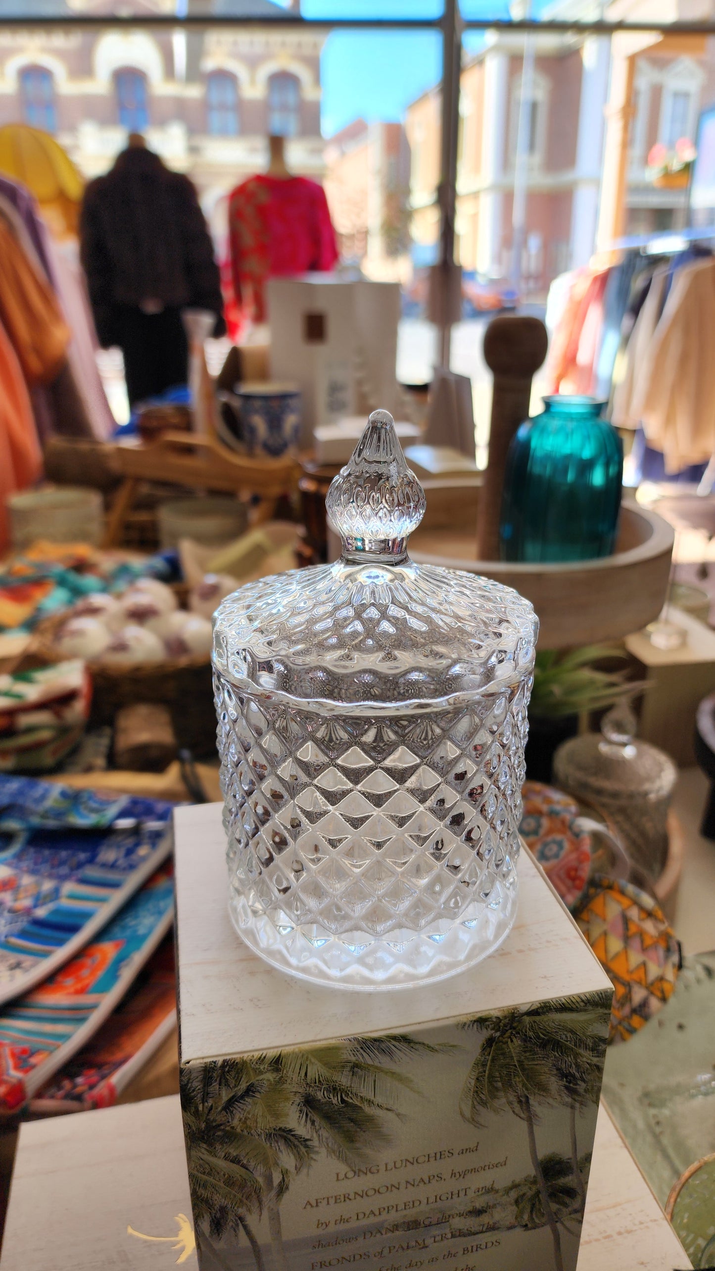Glass jar with lid (crystal cut)
