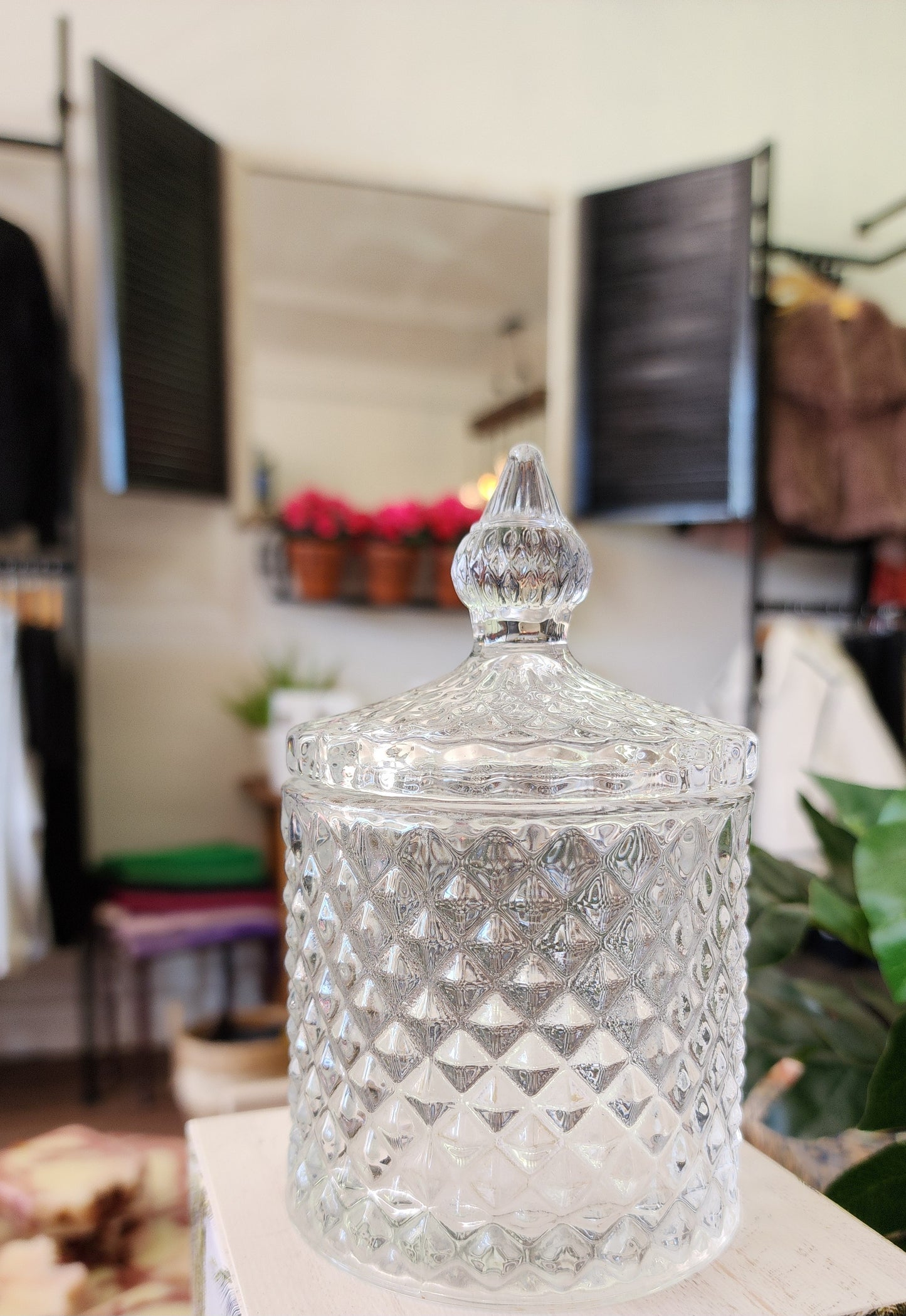 Glass jar with lid (crystal cut)