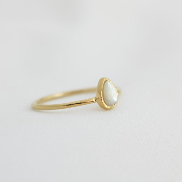 Selene Ring in Gold with Mother Of Pearl S/M